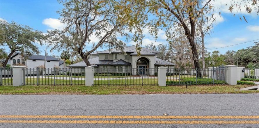 House in Brandon, Florida 6 bedrooms, 759.29 sq.m. № 1766120