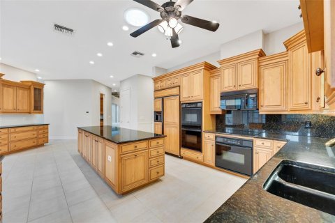 House in Brandon, Florida 6 bedrooms, 759.29 sq.m. № 1766120 - photo 28