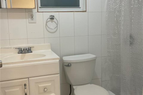 Villa ou maison à louer à Miami, Floride: 1 chambre, 46.45 m2 № 2071109 - photo 8