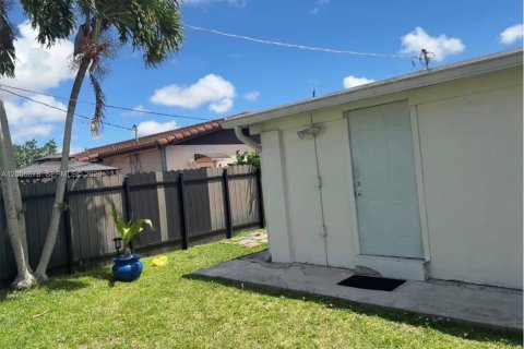 Villa ou maison à louer à Miami, Floride: 1 chambre, 46.45 m2 № 2071109 - photo 4