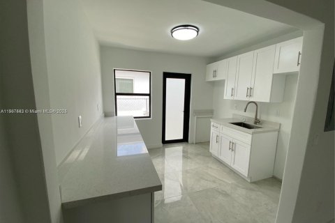 Villa ou maison à louer à Miami, Floride: 2 chambres № 1963671 - photo 4