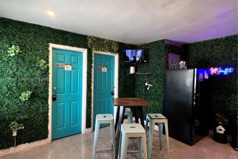 Commercial property in Miami, Florida № 1787023 - photo 9