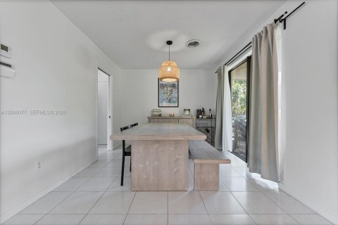 House in Palmetto Bay, Florida 3 bedrooms, 135.54 sq.m. № 2075228 - photo 12