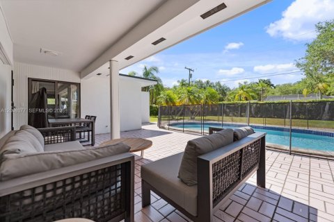House in Palmetto Bay, Florida 3 bedrooms, 135.54 sq.m. № 2075228 - photo 24