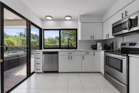 House in Palmetto Bay, Florida 3 bedrooms, 135.54 sq.m. № 2075228 - photo 23