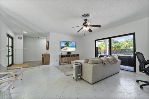 House in Palmetto Bay, Florida 3 bedrooms, 135.54 sq.m. № 2075228 - photo 10