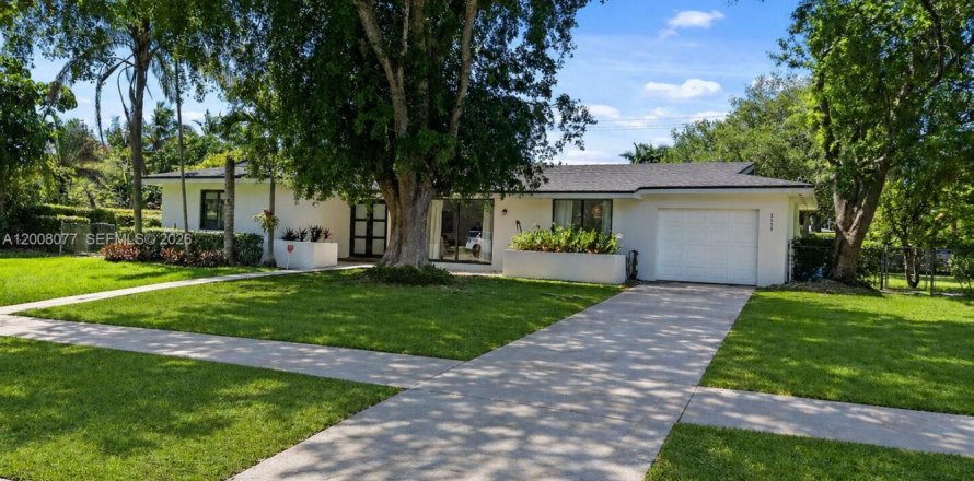 House in Palmetto Bay, Florida 3 bedrooms, 135.54 sq.m. № 2075228