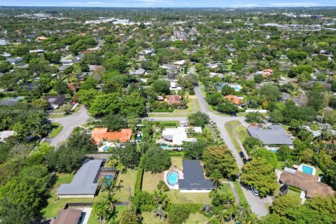 House in Palmetto Bay, Florida 3 bedrooms, 135.54 sq.m. № 2075228 - photo 3