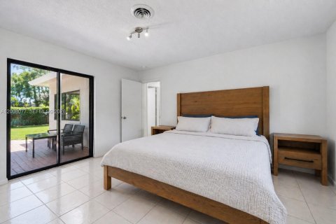 House in Palmetto Bay, Florida 3 bedrooms, 135.54 sq.m. № 2075228 - photo 17