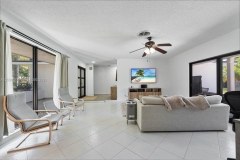 House in Palmetto Bay, Florida 3 bedrooms, 135.54 sq.m. № 2075228 - photo 11