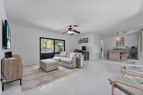 House in Palmetto Bay, Florida 3 bedrooms, 135.54 sq.m. № 2075228 - photo 9