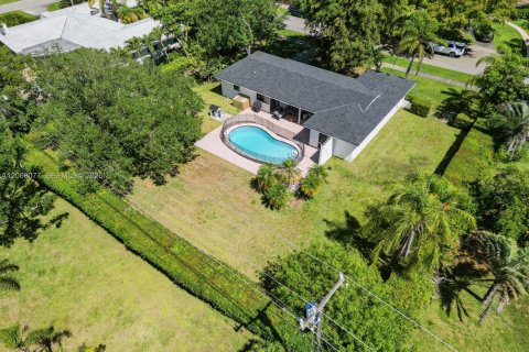 House in Palmetto Bay, Florida 3 bedrooms, 135.54 sq.m. № 2075228 - photo 6