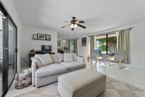 House in Palmetto Bay, Florida 3 bedrooms, 135.54 sq.m. № 2075228 - photo 25