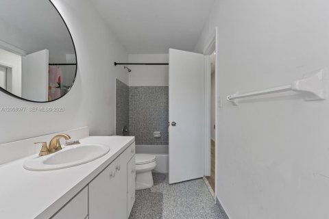 House in Palmetto Bay, Florida 3 bedrooms, 135.54 sq.m. № 2075228 - photo 14