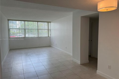 Condo in Miami, Florida, 1 bedroom  № 2062006 - photo 8