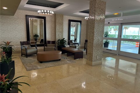 Condo in Miami, Florida, 1 bedroom  № 2062006 - photo 3