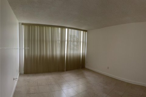Condo in Miami, Florida, 1 bedroom  № 2062006 - photo 12