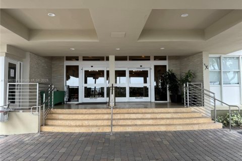 Condo in Miami, Florida, 1 bedroom  № 2062006 - photo 2