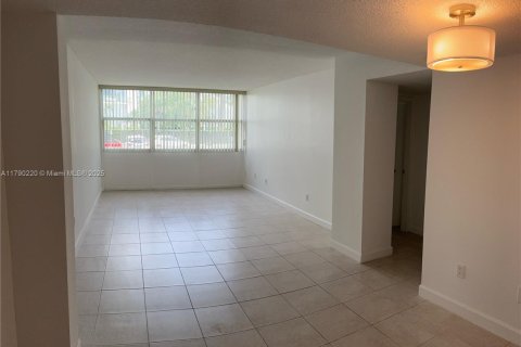 Condo in Miami, Florida, 1 bedroom  № 2062006 - photo 7