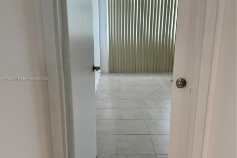 Condo in Miami, Florida, 1 bedroom  № 2062006 - photo 10
