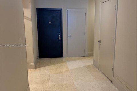 Condo in Miami, Florida, 1 bedroom  № 2062006 - photo 5