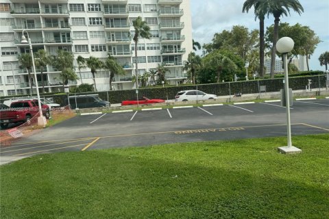 Condo in Miami, Florida, 1 bedroom  № 2062006 - photo 18