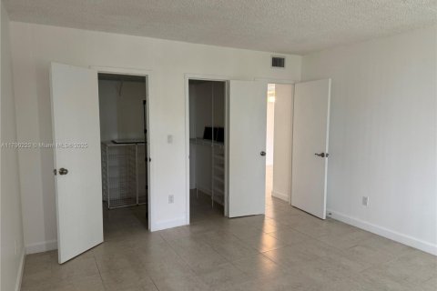 Condo in Miami, Florida, 1 bedroom  № 2062006 - photo 14