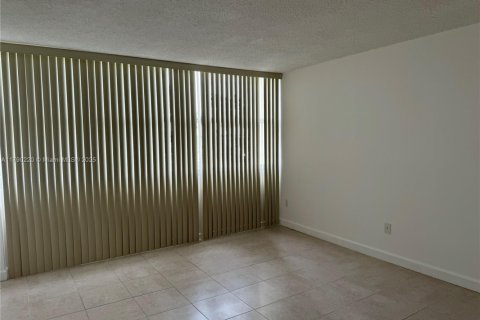 Condo in Miami, Florida, 1 bedroom  № 2062006 - photo 11