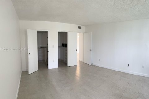 Condo in Miami, Florida, 1 bedroom  № 2062006 - photo 13
