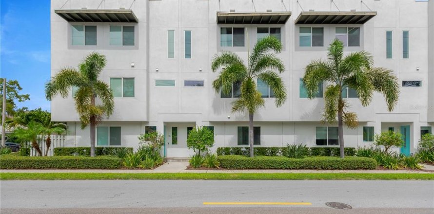 Townhouse in Tampa, Florida 3 bedrooms, 208.75 sq.m. № 1783389