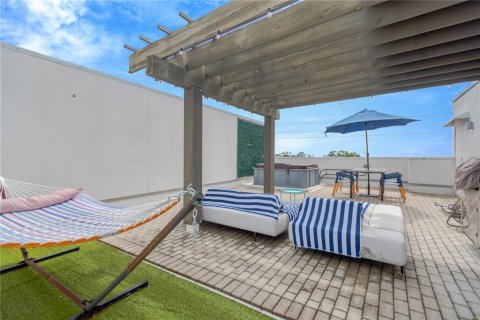 Townhouse in Tampa, Florida 3 bedrooms, 208.75 sq.m. № 1783389 - photo 2