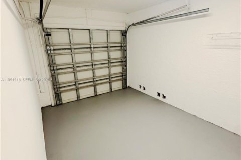 Casa en venta en Miami, Florida, 3 dormitorios, 134.62 m2 № 2007712 - foto 27