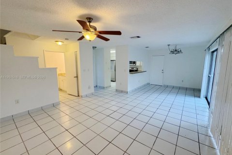 Casa en venta en Miami, Florida, 3 dormitorios, 134.62 m2 № 2007712 - foto 9