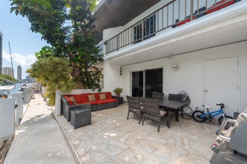 Townhouse in North Miami Beach, Florida 3 bedrooms, 154.22 sq.m. № 1864165 - photo 20