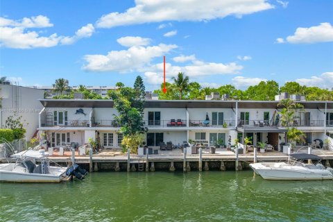 Townhouse in North Miami Beach, Florida 3 bedrooms, 154.22 sq.m. № 1864165 - photo 1