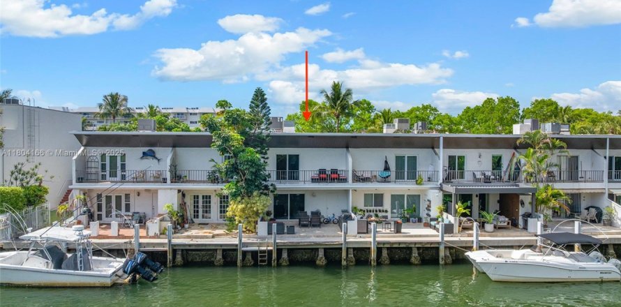 Townhouse in North Miami Beach, Florida 3 bedrooms, 154.22 sq.m. № 1864165