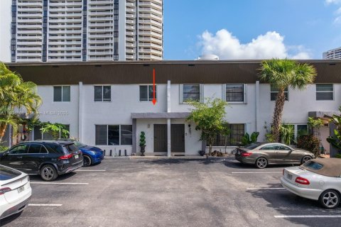 Townhouse in North Miami Beach, Florida 3 bedrooms, 154.22 sq.m. № 1864165 - photo 3