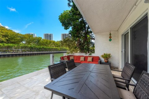 Townhouse in North Miami Beach, Florida 3 bedrooms, 154.22 sq.m. № 1864165 - photo 21