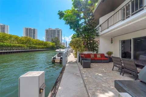 Townhouse in North Miami Beach, Florida 3 bedrooms, 154.22 sq.m. № 1864165 - photo 18