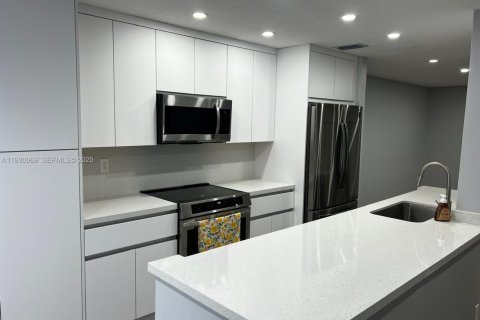 Снять в аренду таунхаус в Плантация, Флорида 4 спальни, 187.66м2, № 1989738 - фото 3