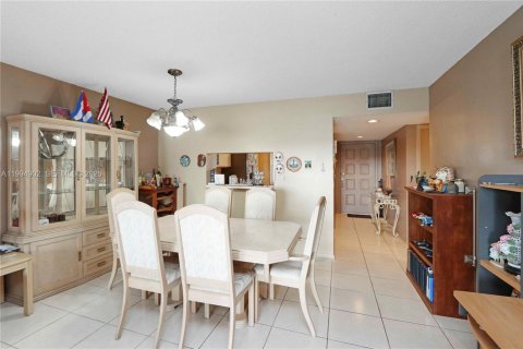 Copropriété à vendre à Pembroke Pines, Floride: 2 chambres, 110.74 m2 № 2056493 - photo 6