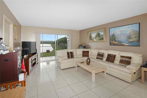 Copropriété à vendre à Pembroke Pines, Floride: 2 chambres, 110.74 m2 № 2056493 - photo 3