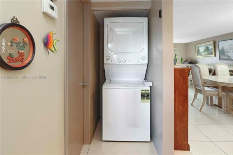 Copropriété à vendre à Pembroke Pines, Floride: 2 chambres, 110.74 m2 № 2056493 - photo 19