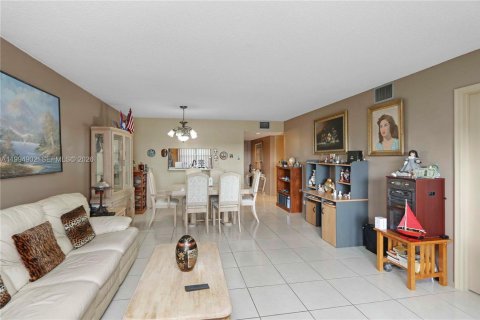 Copropriété à vendre à Pembroke Pines, Floride: 2 chambres, 110.74 m2 № 2056493 - photo 2