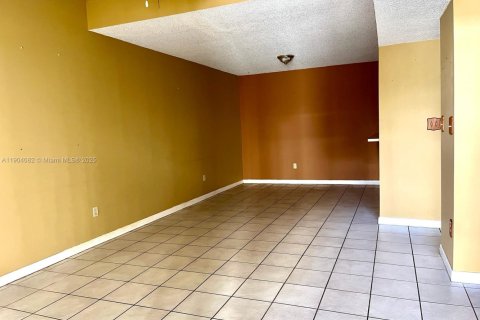 Touwnhouse à vendre à Miami, Floride: 2 chambres, 97.55 m2 № 1955331 - photo 5