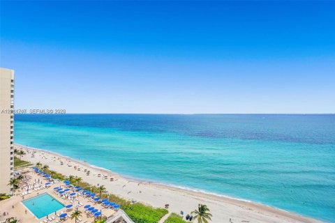 Copropriété à vendre à Hallandale Beach, Floride: 2 chambres, 210.05 m2 № 2428355 - photo 11