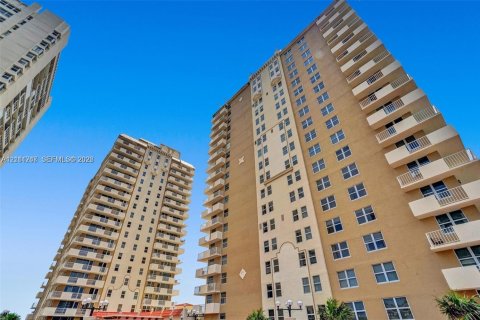 Copropriété à vendre à Hallandale Beach, Floride: 2 chambres, 210.05 m2 № 2428355 - photo 9