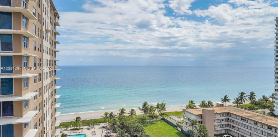 Condo à Hallandale Beach, Floride, 2 chambres  № 2428355