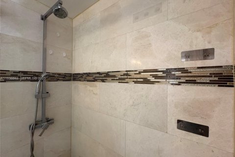 Condo in Miami, Florida, 1 bedroom  № 1994962 - photo 11