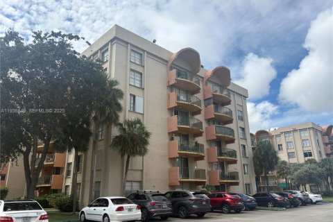 Condo in Miami, Florida, 1 bedroom  № 1994962 - photo 2